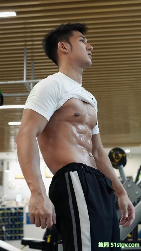 练到大胸肌上全是汗的肌肉男 - 51虹马