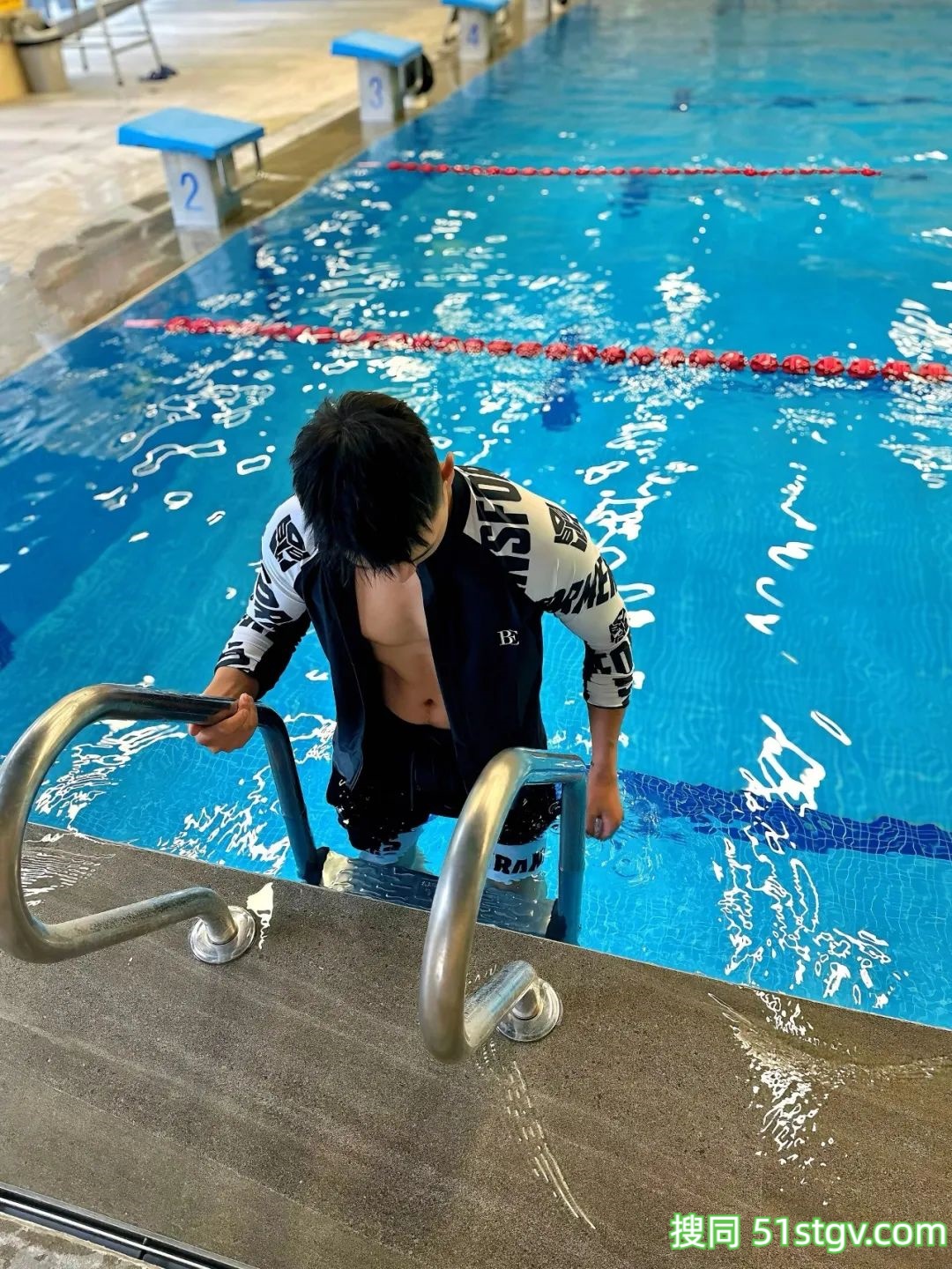 攻气十足小哥哥，爱在水里玩 - 51虹马