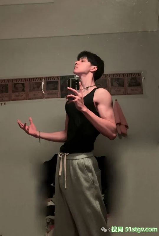 宽肩宅腰的鲜肉腹肌男大，男友力Max，你的梦中情男！ - 51虹马