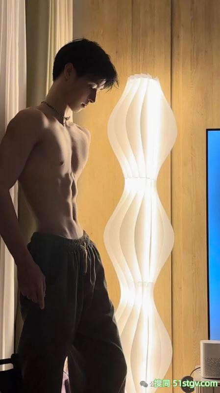 宽肩宅腰的鲜肉腹肌男大，男友力Max，你的梦中情男！ - 51虹马