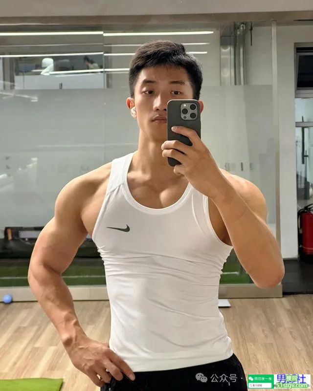 广东的薄肌舞蹈演员，穿着白袜好诱人！ - 51虹马