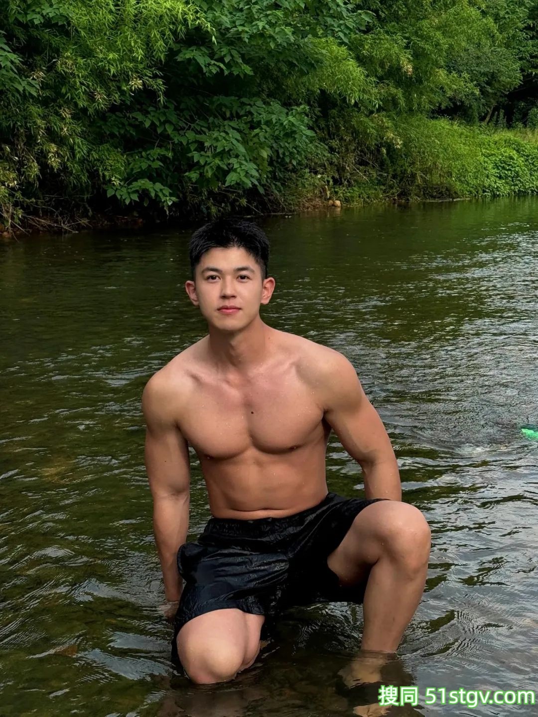 野生黑皮体育生 - 51虹马