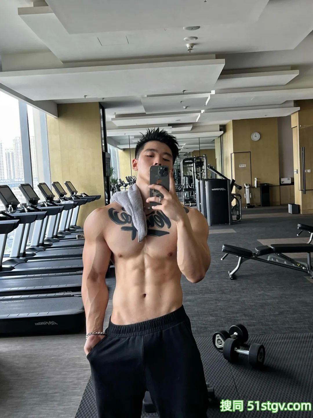 吸吸，痞帅加粗壮，根本让人没有抵抗力 - 51虹马