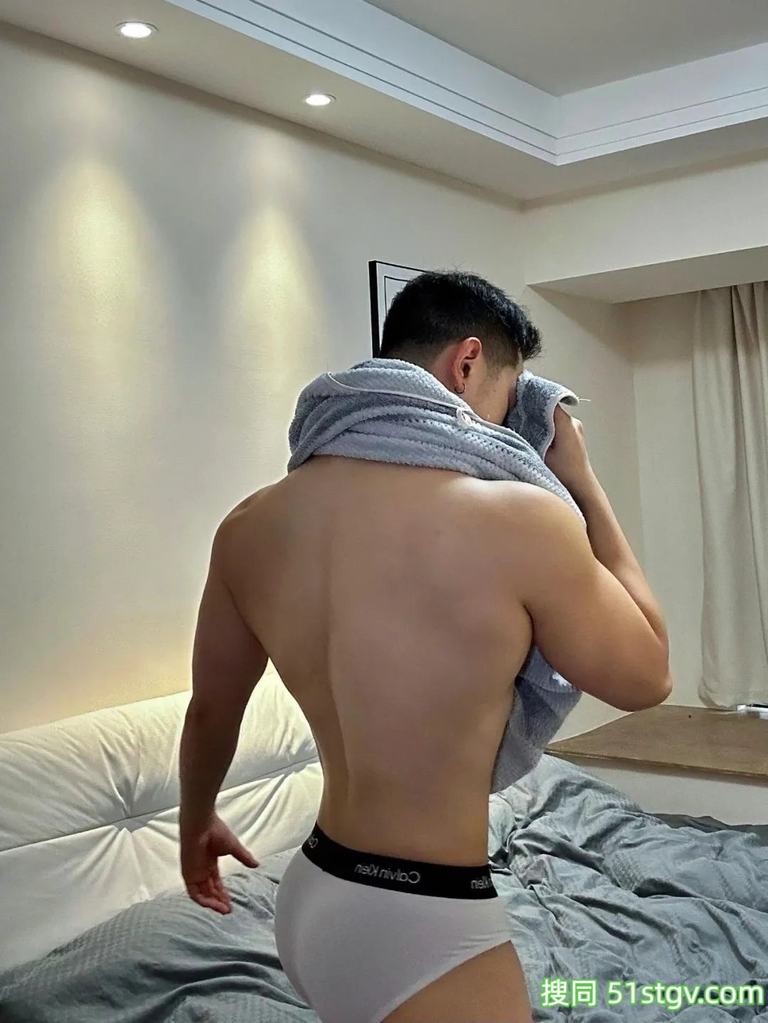 男友宽广的背，安全感满满-51虹马