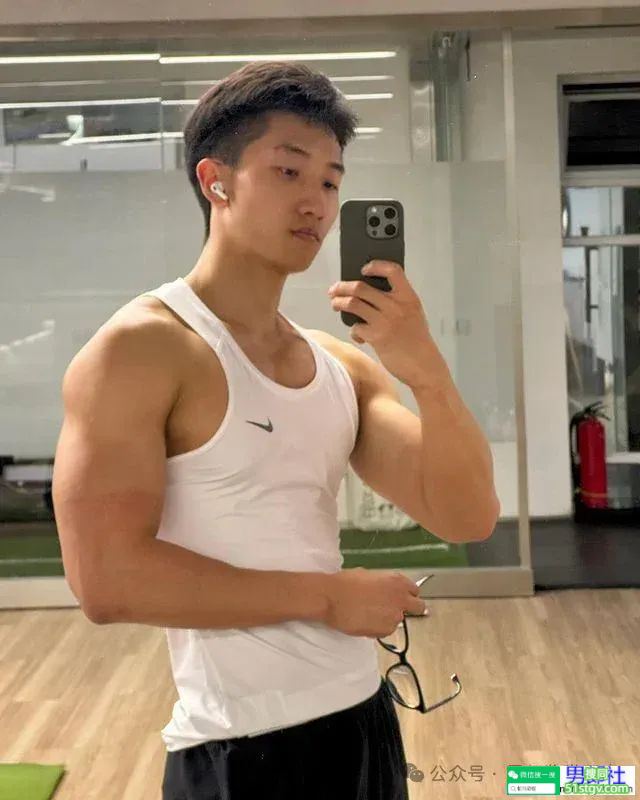 广东的薄肌舞蹈演员，穿着白袜好诱人！ - 51虹马