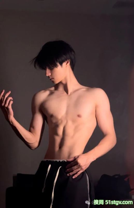 宽肩宅腰的鲜肉腹肌男大，男友力Max，你的梦中情男！ - 51虹马