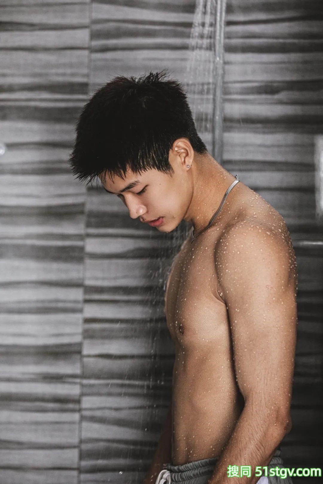 浴室少年，湿身诱惑 - 51虹马