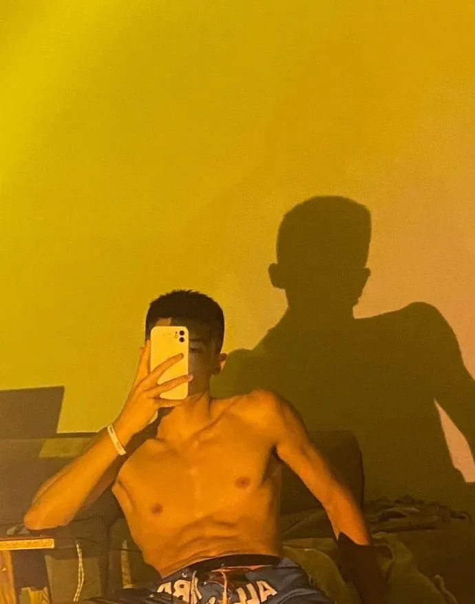 他也被骗遭女记者采访了？02年湖南理工185CM寸头薄肌篮球体育生 - 51虹马