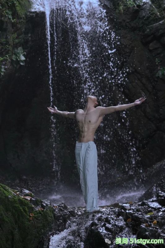 宽肩宅腰的鲜肉腹肌男大，男友力Max，你的梦中情男！ - 51虹马