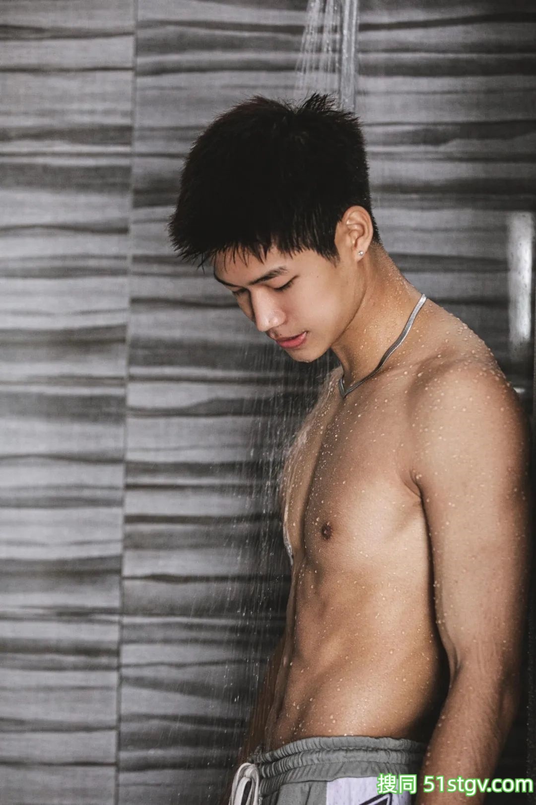 浴室少年，湿身诱惑 - 51虹马