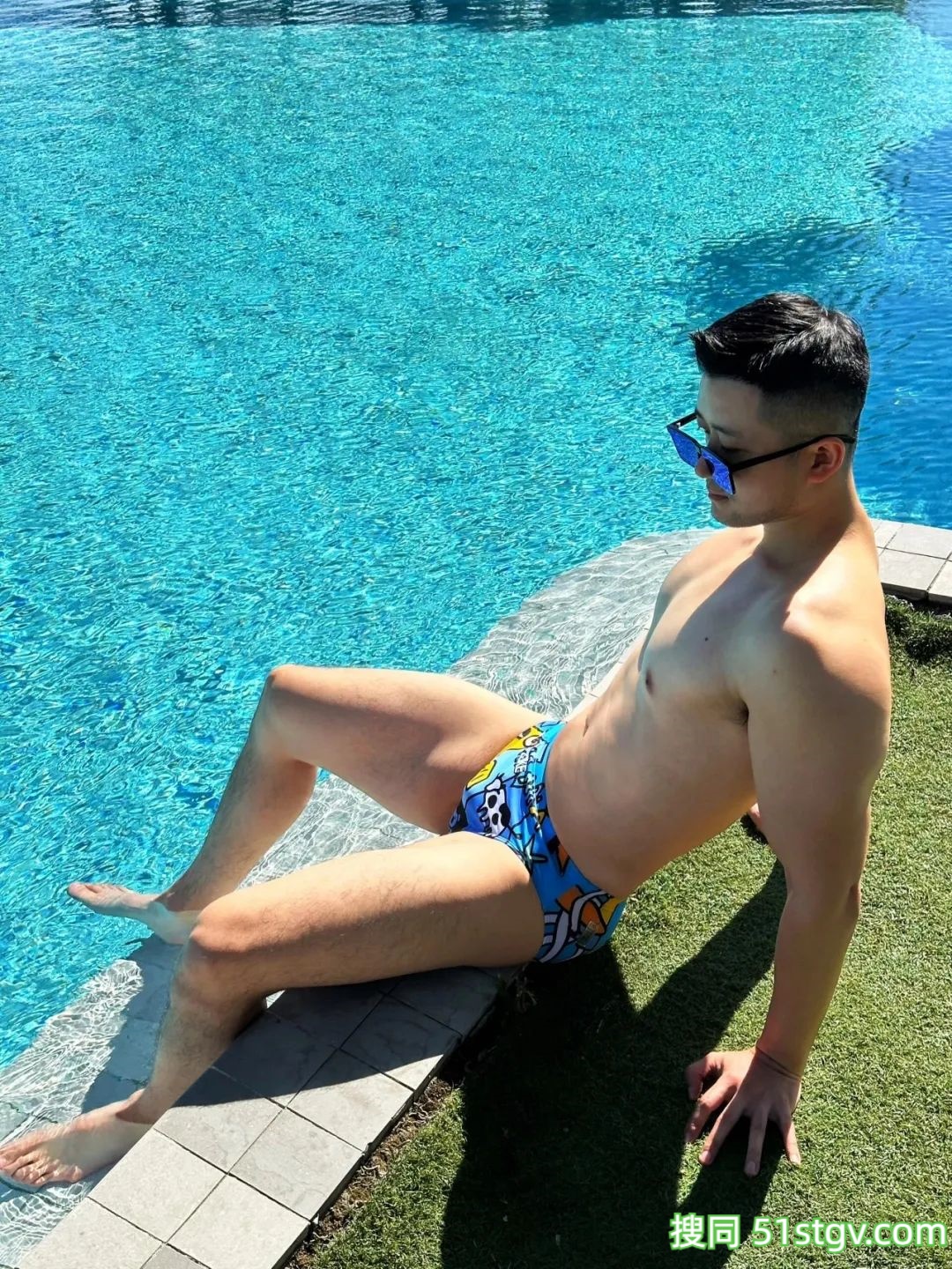 泳池旁边，晒身材 - 51虹马