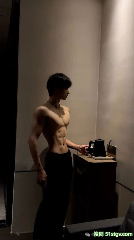 宽肩宅腰的鲜肉腹肌男大，男友力Max，你的梦中情男！ - 51虹马