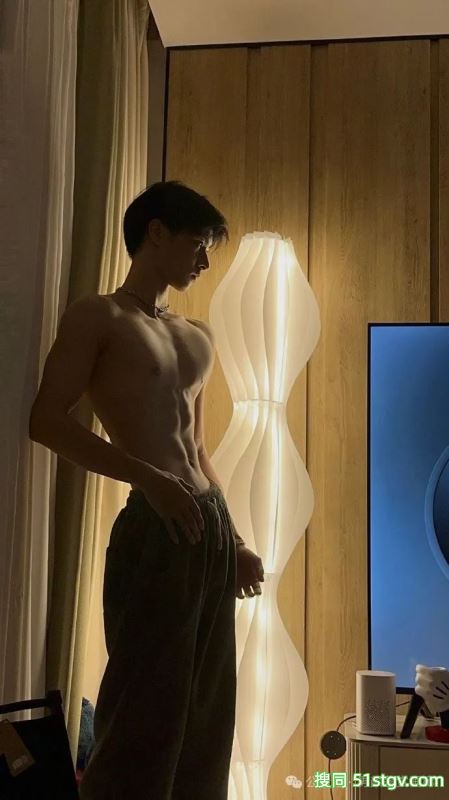 宽肩宅腰的鲜肉腹肌男大，男友力Max，你的梦中情男！ - 51虹马