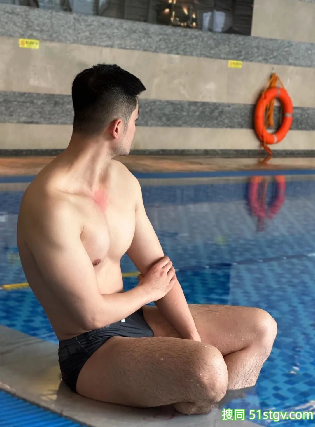 泳池旁边，晒身材 - 51虹马