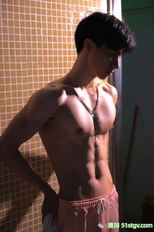 宽肩宅腰的鲜肉腹肌男大，男友力Max，你的梦中情男！ - 51虹马