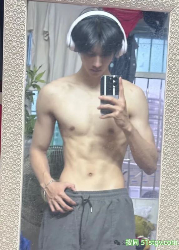 宽肩宅腰的鲜肉腹肌男大，男友力Max，你的梦中情男！ - 51虹马