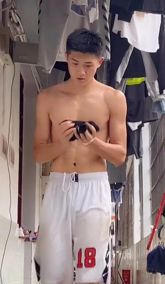 他也被骗遭女记者采访了？02年湖南理工185CM寸头薄肌篮球体育生 - 51虹马