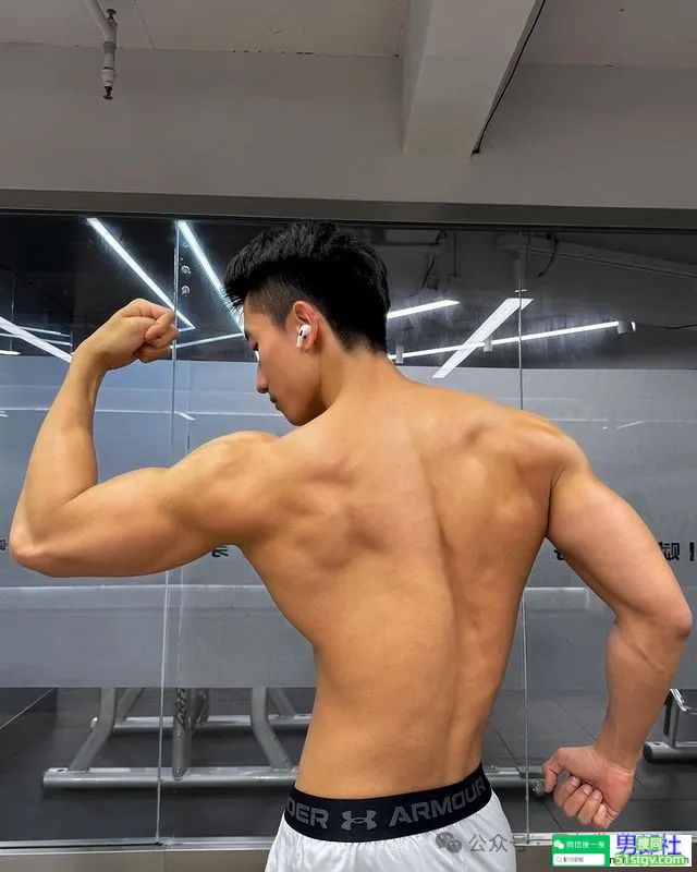 广东的薄肌舞蹈演员，穿着白袜好诱人！ - 51虹马