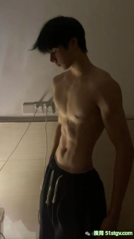 宽肩宅腰的鲜肉腹肌男大，男友力Max，你的梦中情男！ - 51虹马