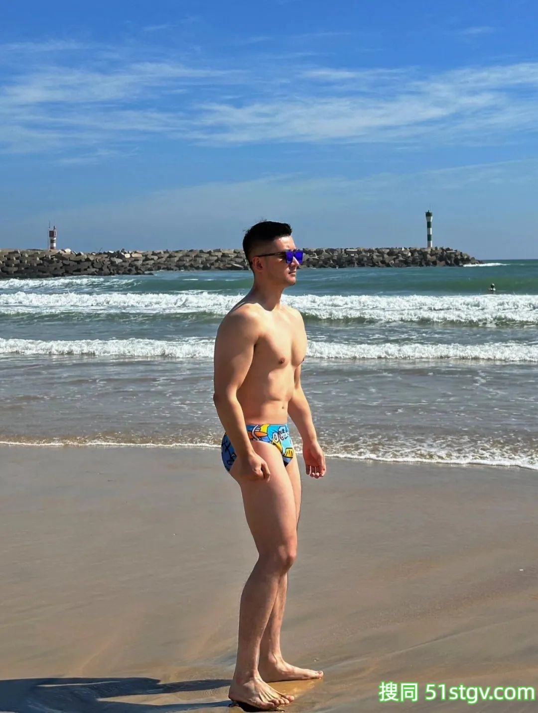 泳池旁边，晒身材 - 51虹马