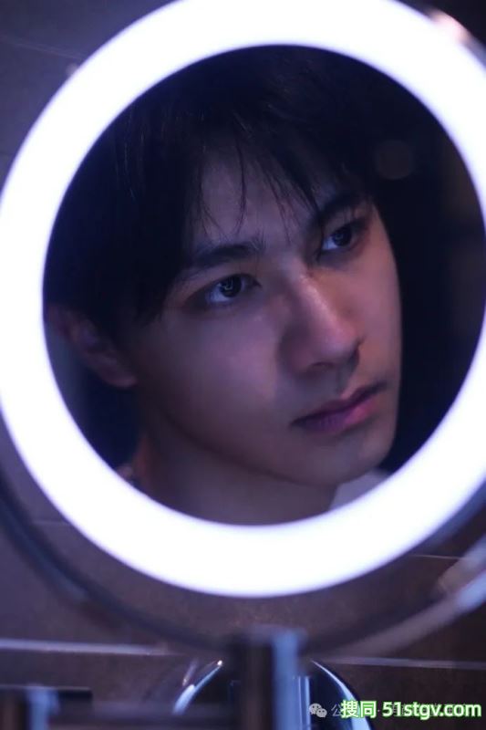 宽肩宅腰的鲜肉腹肌男大，男友力Max，你的梦中情男！ - 51虹马