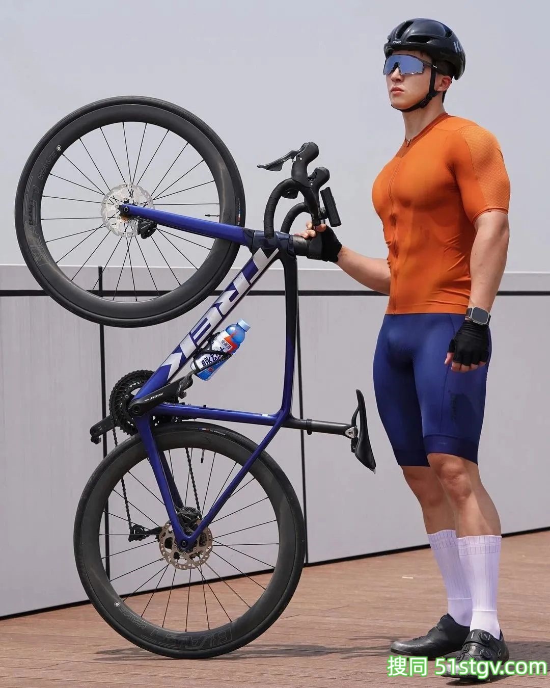 骑行服被他穿成这样了！网友直呼太涩了！ - 51虹马