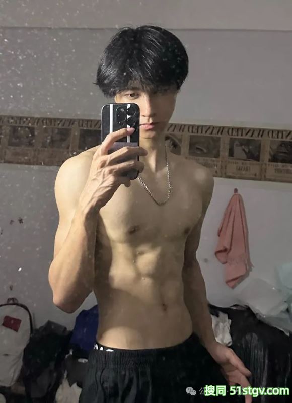 宽肩宅腰的鲜肉腹肌男大，男友力Max，你的梦中情男！ - 51虹马