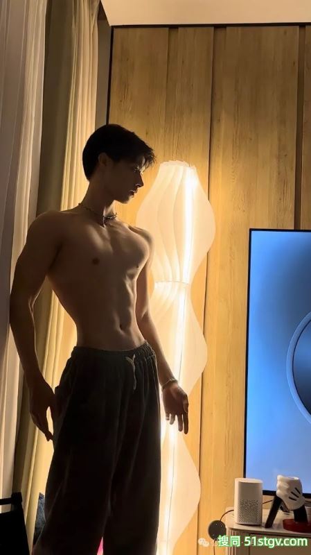 宽肩宅腰的鲜肉腹肌男大，男友力Max，你的梦中情男！ - 51虹马