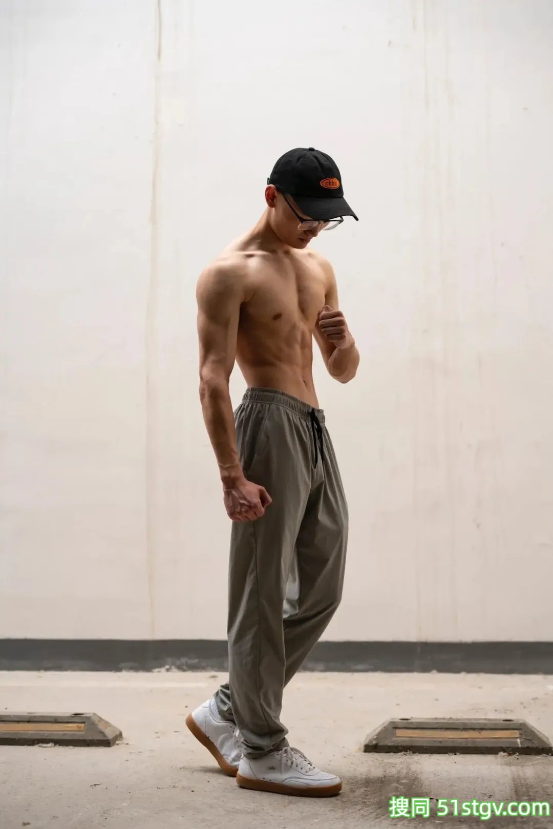 武汉穿灰裤子的寸头肌肉男大 - 51虹马