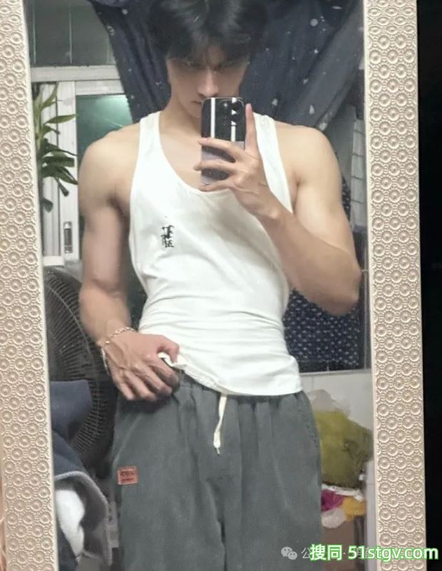 宽肩宅腰的鲜肉腹肌男大，男友力Max，你的梦中情男！ - 51虹马