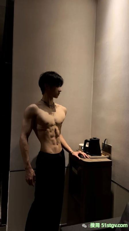 宽肩宅腰的鲜肉腹肌男大，男友力Max，你的梦中情男！ - 51虹马