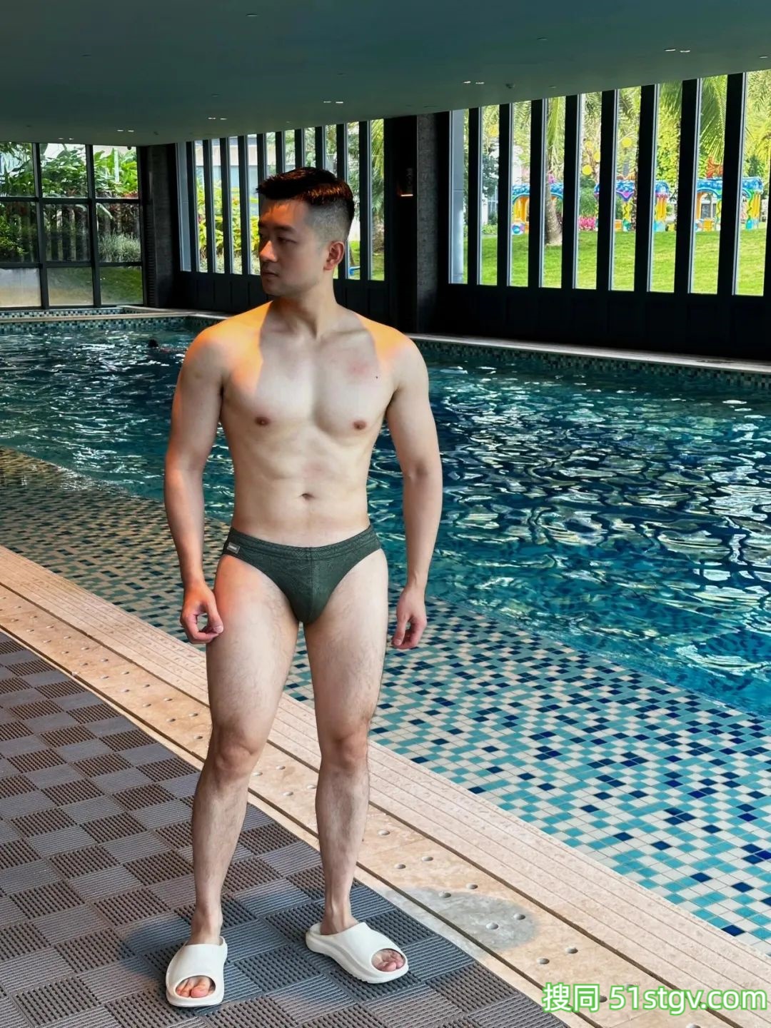 泳池旁边，晒身材-51虹马