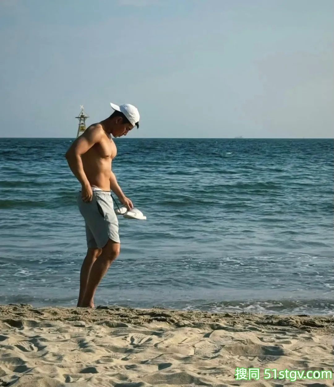 沙滩上换泳裤的肌肉小哥 - 51虹马