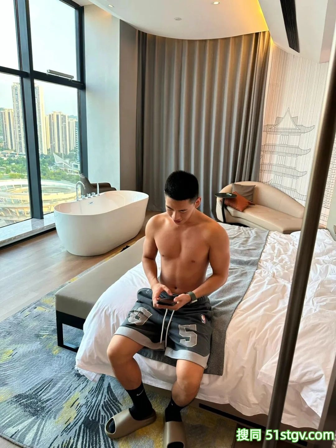 寸头黑皮体育生，好想吃 - 51虹马