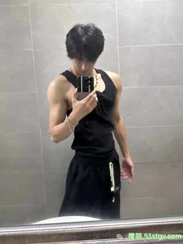 宽肩宅腰的鲜肉腹肌男大，男友力Max，你的梦中情男！ - 51虹马