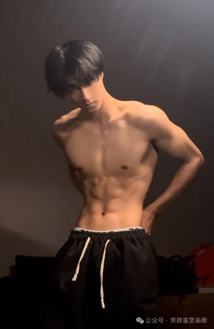 宽肩宅腰的鲜肉腹肌男大，男友力Max，你的梦中情男！ - 51虹马