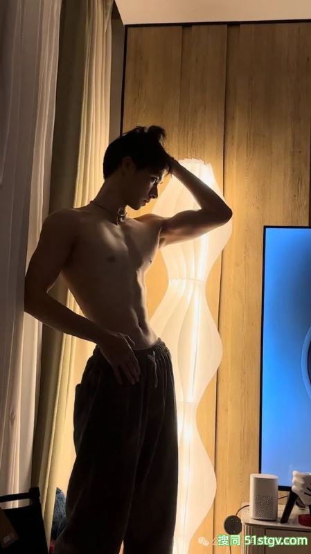 宽肩宅腰的鲜肉腹肌男大，男友力Max，你的梦中情男！ - 51虹马