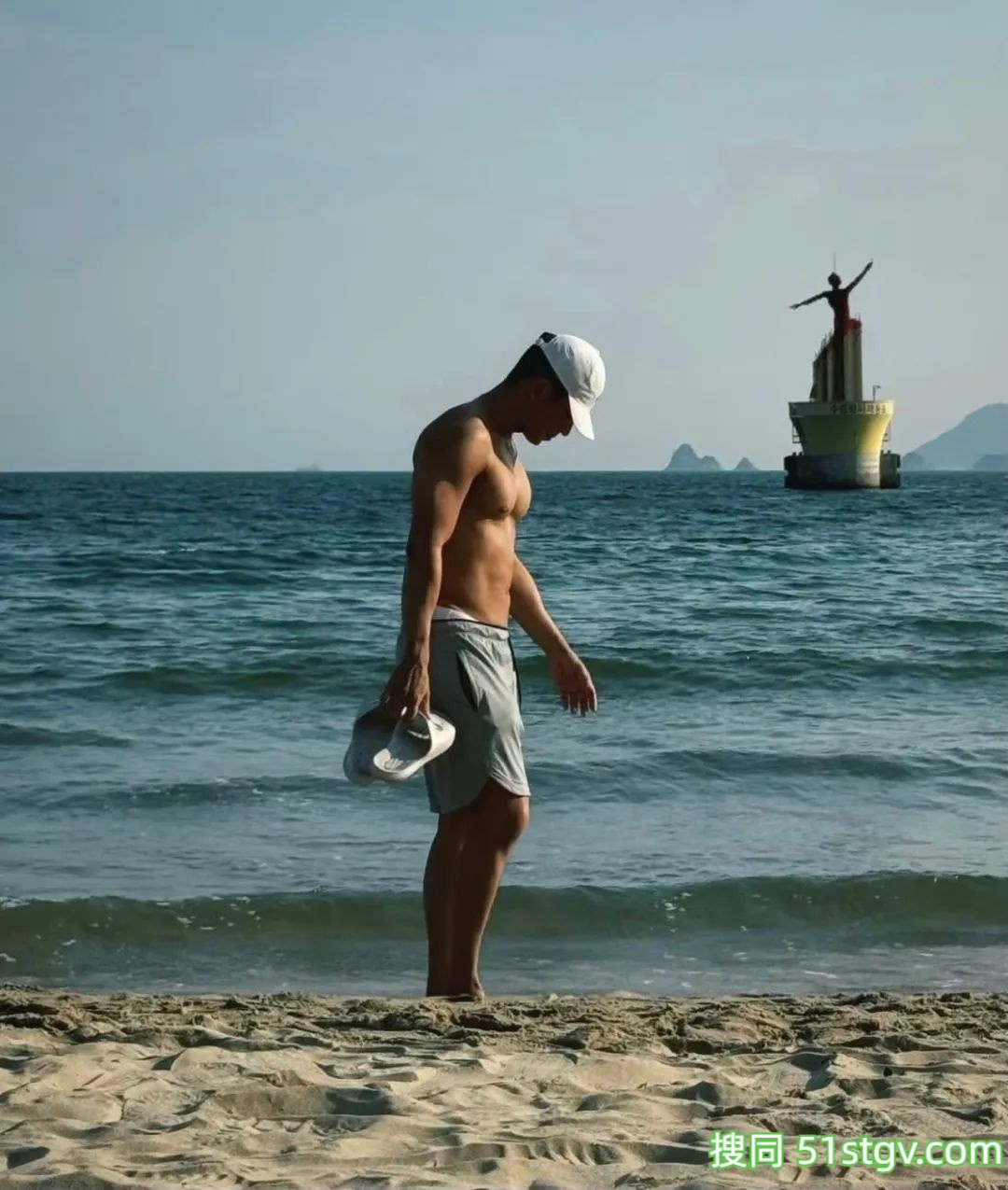 沙滩上换泳裤的肌肉小哥 - 51虹马