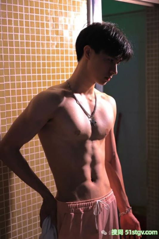 宽肩宅腰的鲜肉腹肌男大，男友力Max，你的梦中情男！ - 51虹马