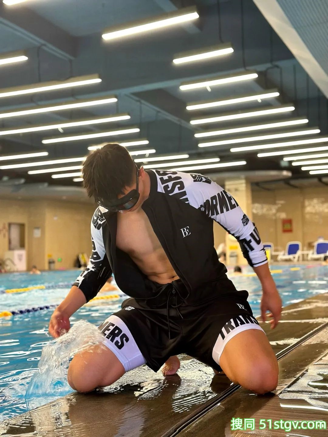 攻气十足小哥哥，爱在水里玩 - 51虹马