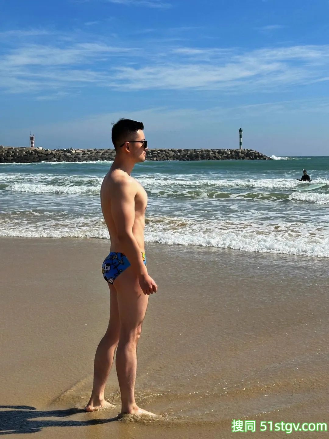 泳池旁边，晒身材 - 51虹马