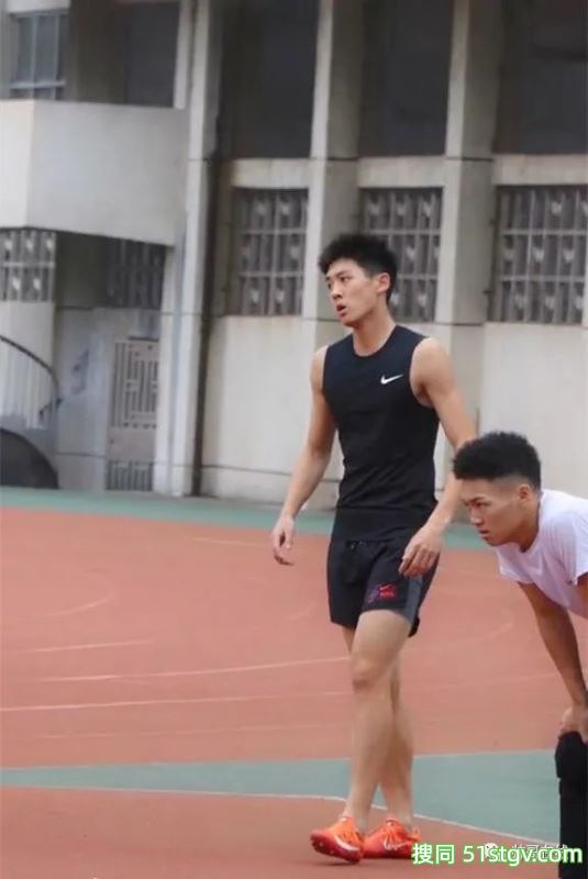 他也被骗遭女记者采访了？02年湖南理工185CM寸头薄肌篮球体育生 - 51虹马