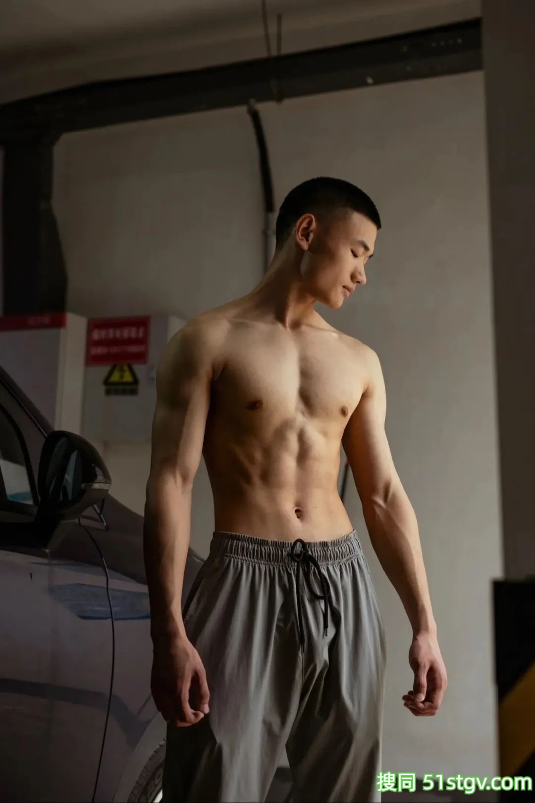 武汉穿灰裤子的寸头肌肉男大-51虹马