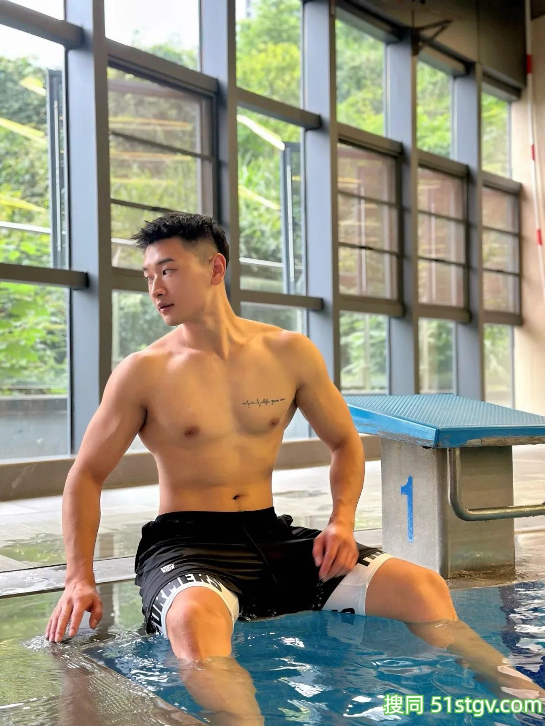 攻气十足小哥哥,爱在水里玩-51虹马