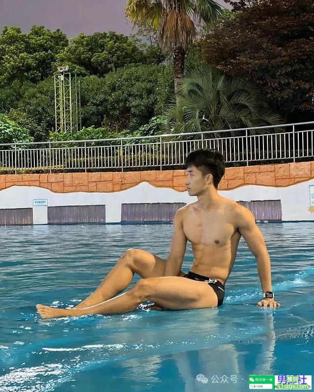 广东的薄肌舞蹈演员，穿着白袜好诱人！ - 51虹马