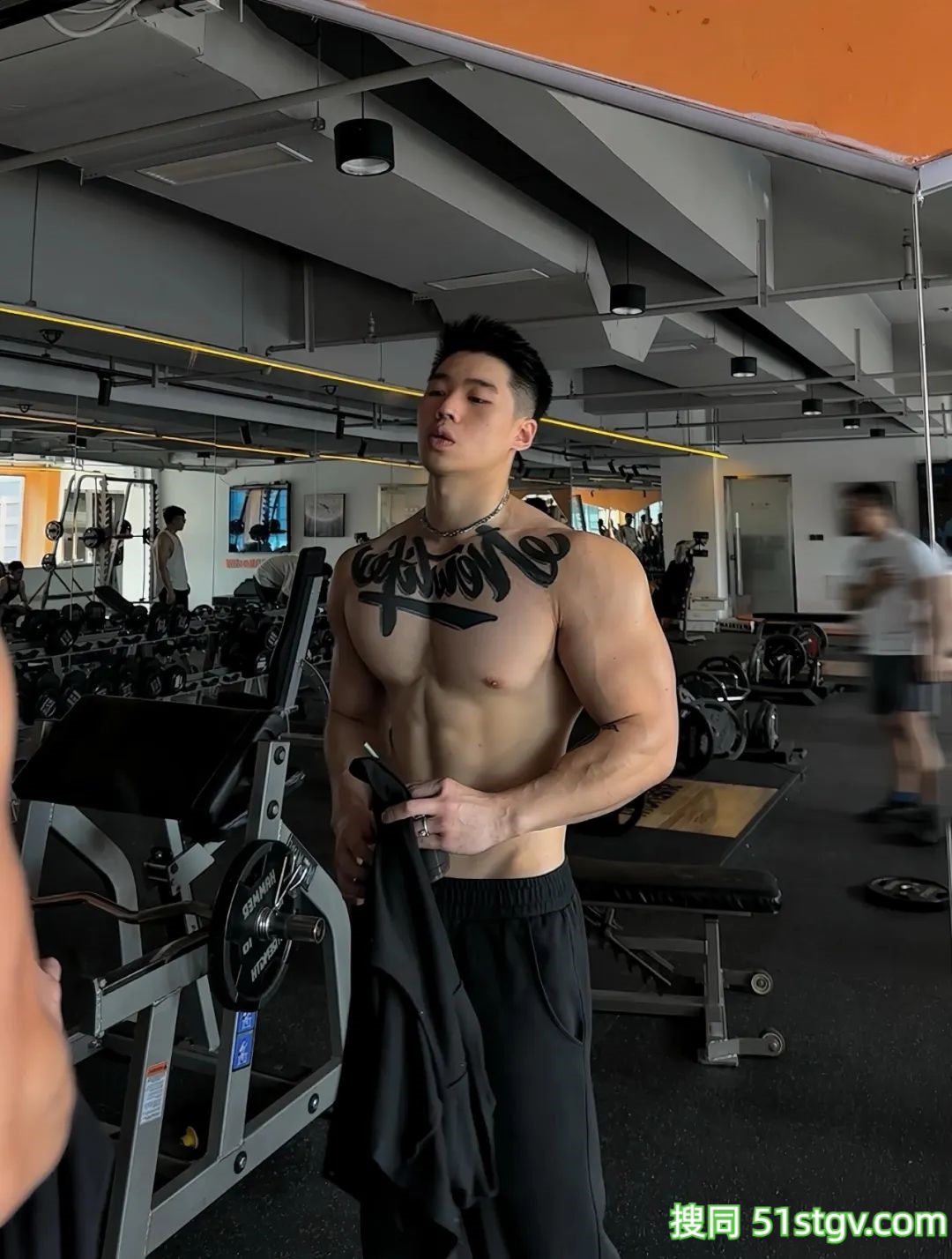 吸吸，痞帅加粗壮，根本让人没有抵抗力 - 51虹马