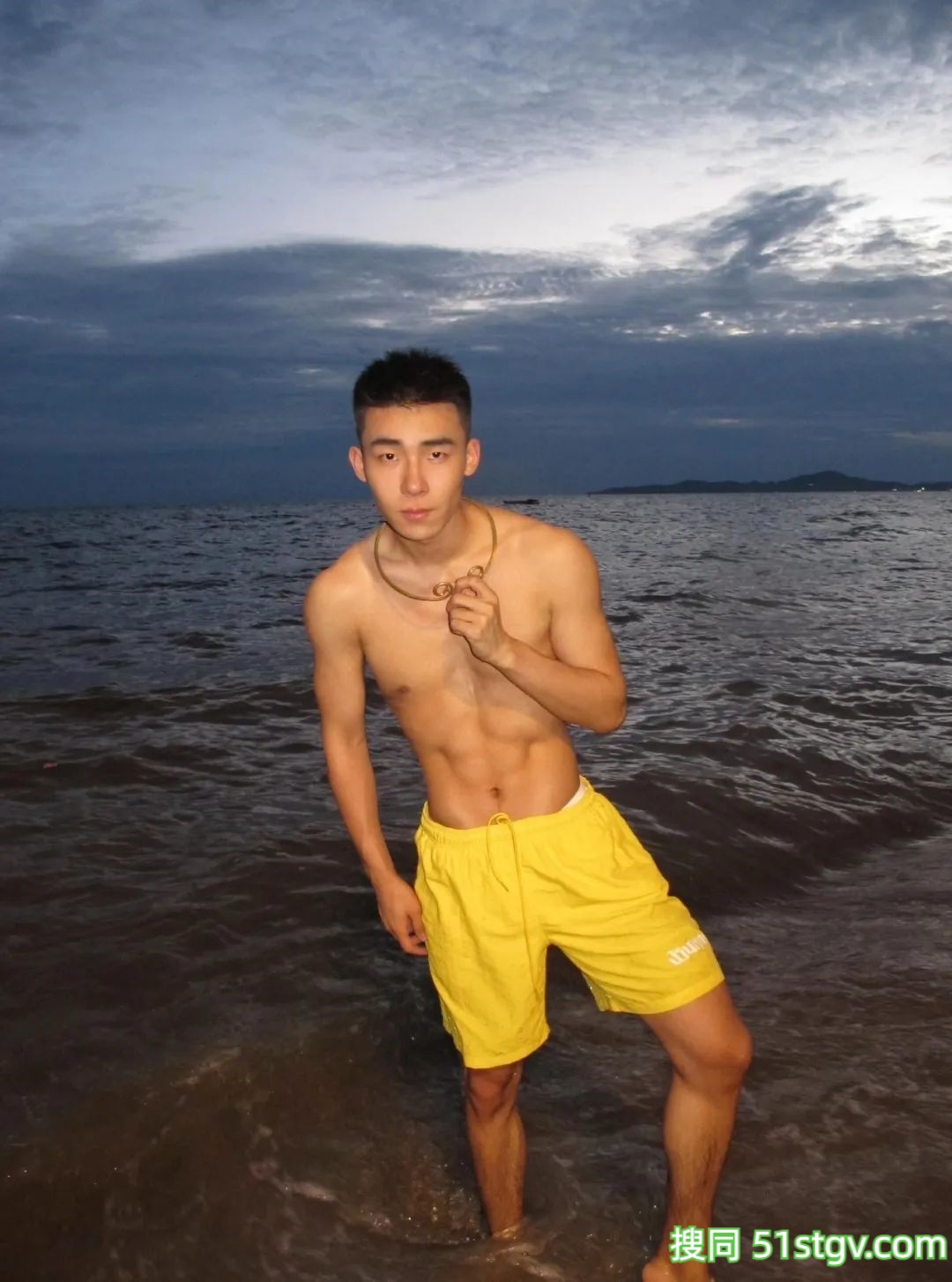 有点黄，有点猛，这条裤子…… - 51虹马