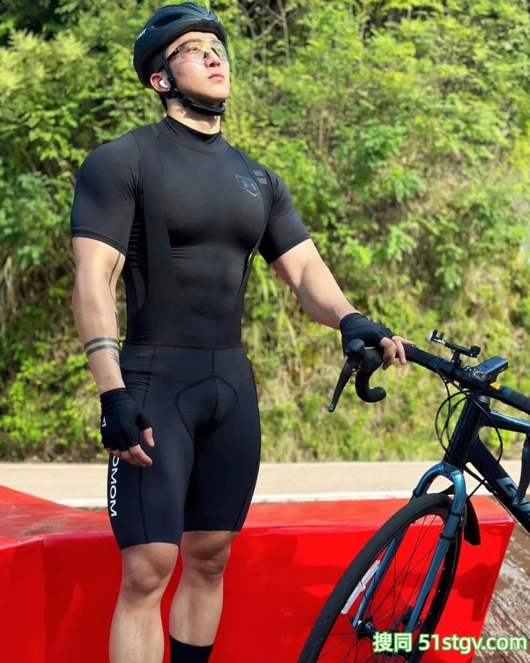 骑行服被他穿成这样了！网友直呼太涩了！ - 51虹马
