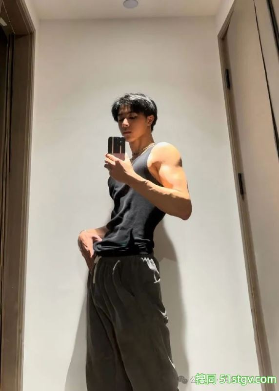 宽肩宅腰的鲜肉腹肌男大，男友力Max，你的梦中情男！ - 51虹马
