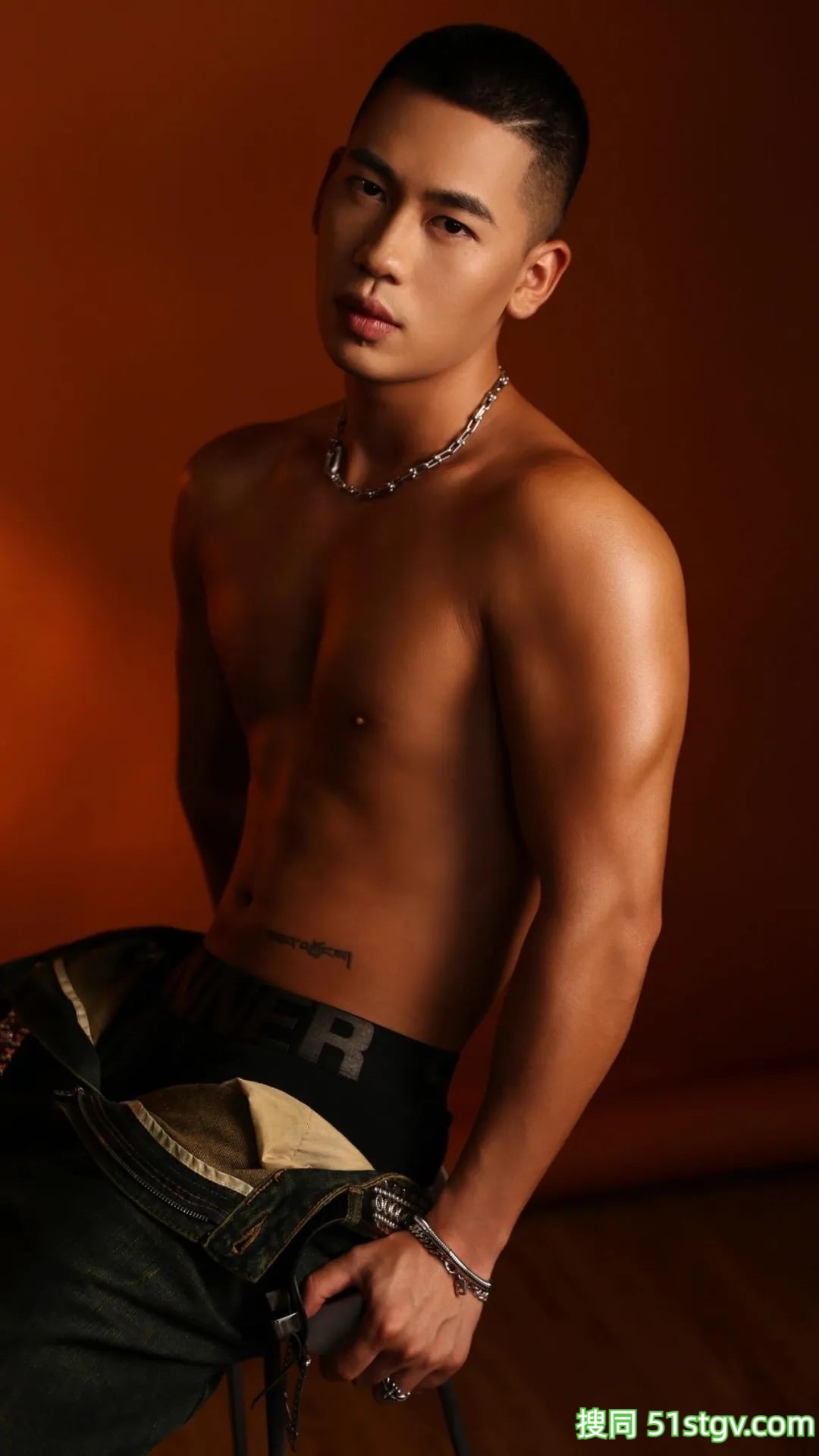 寸头黑皮体育生，好想吃 - 51虹马